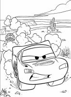 Een kleurplaat van bliksem mcqueen en doc hudson racen op de snelweg