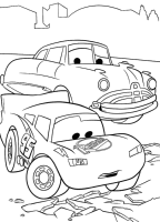 Een kleurplaat van bliksem mcqueen en doc hudson bij de kapotte weg